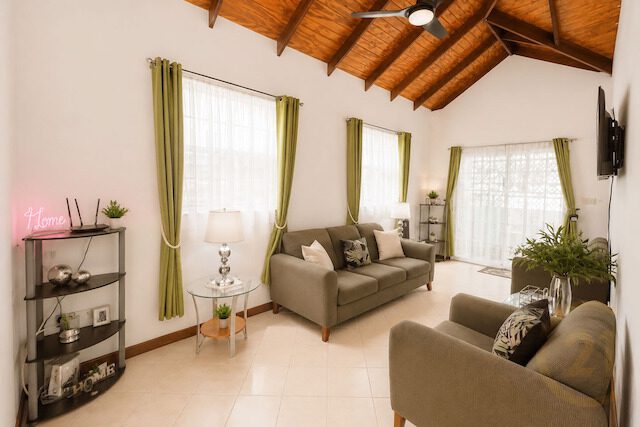 Serene Vista - Close to SGU Bus Route with Airport Views Calliste, Saint George, St.George