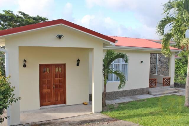 Brownstone 4BD Top Floor Independence Avenue, Saint George, St.George